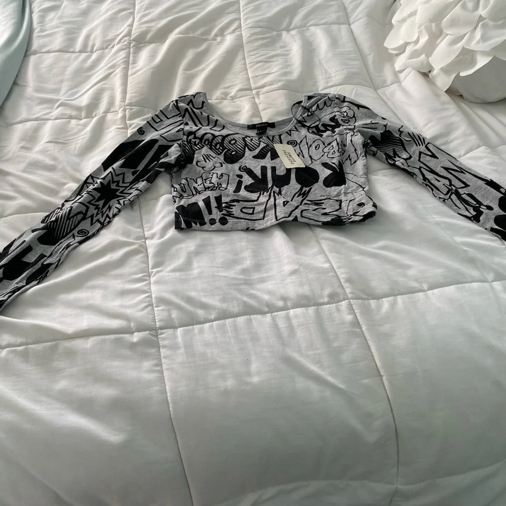 Forever 21 NWT Crop Top- Long Sleeve- Grey & Black Batman Inspired Size Medium - Picture 7 of 12